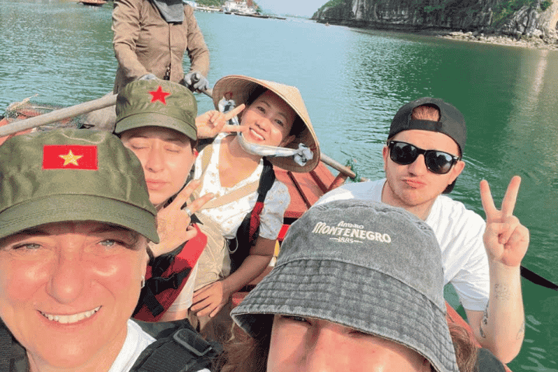 familienurlaub in vietnam – kajakfahren in der halong-bucht (quelle aucoeurvietnam)