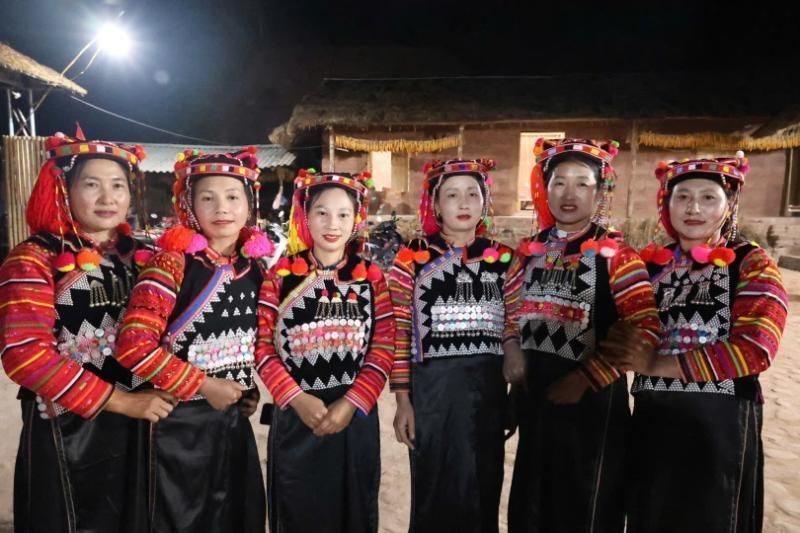 Frauen in ihrer traditionellen Kleidung