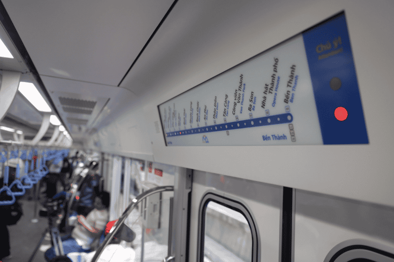 im inneren der waggons wird ein bildschirm die strecke anzeigen. wenn der zug sich einer station nähert, wird das licht dieser station rot blinken (quelle vnexpress)