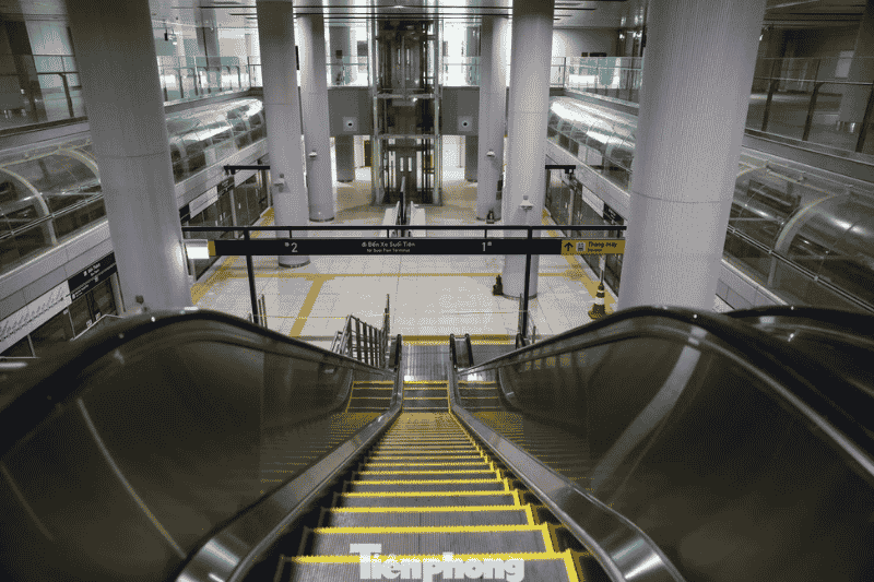 jede etage ist mit aufzügen, festen treppen und rolltreppen ausgestattet (quelle duy anh - zeitung tiền phong)