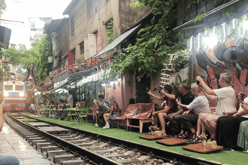 kaffee am rande der bahnstrecke (quelle aucoeurvietnam) (1)
