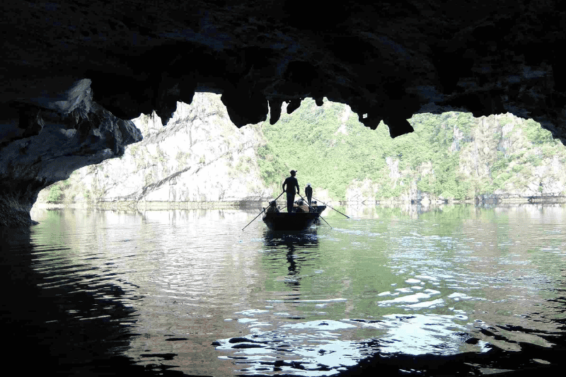 kajakfahren und höhlenbesuch (quelle aucoeurvietnam)