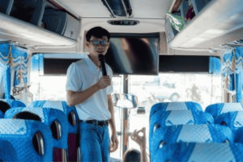 nhi dais reiseführer (kommt aus buon ma thuot) im bus (quelle aucoeurvietnam) (1)