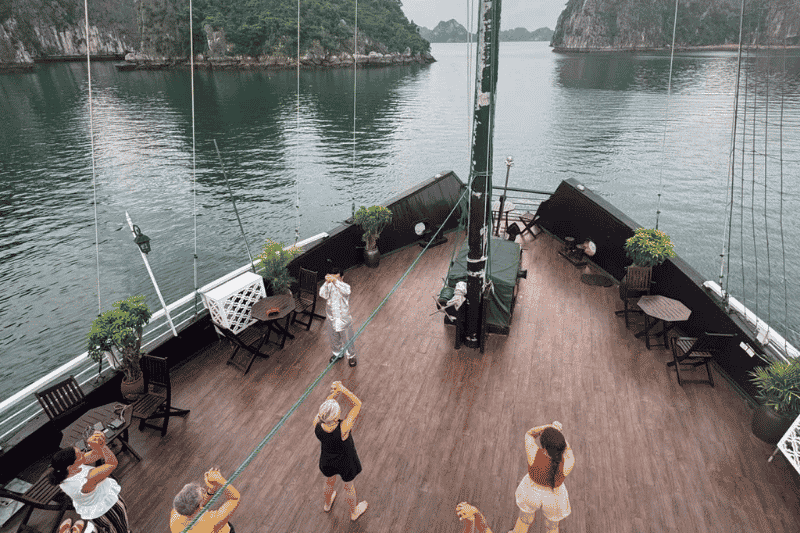 tai chi in der halong-bucht (quelle aucoeurvietnam)