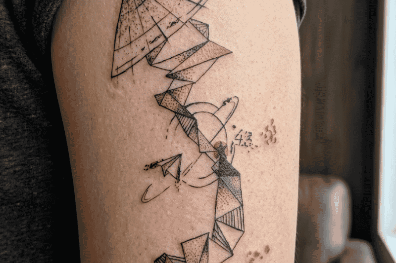 tattoo in vietnam - kegelhut mit vietnamesischer karte