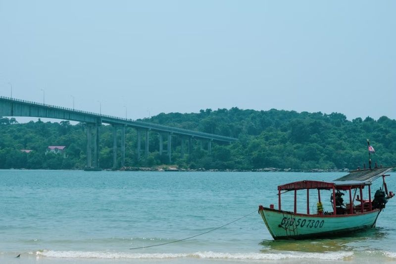 um die insel zu erreichen, muss man ein boot mieten und nicht die abfahrtszeit vergessen, um nicht zu spät zu kommen (quelle claire mitsuki - pexels)