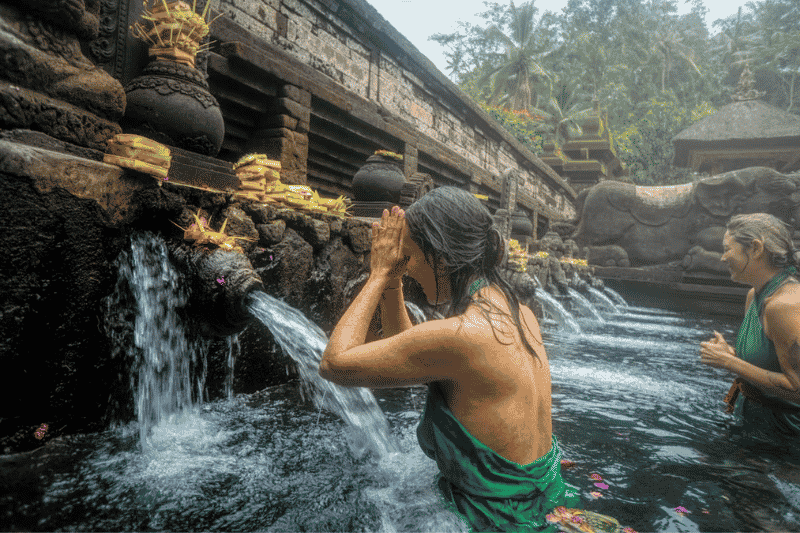 _ura tirta empul tempel auf den philippinen - quelle atlantic ambience - pexels)